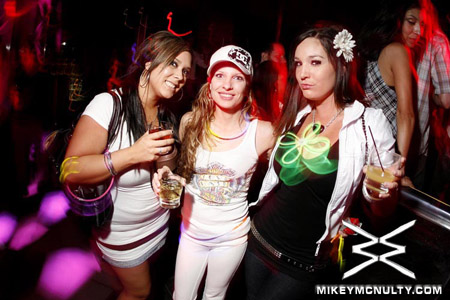 MoonNightclub_DjDan_DonaldGlaude_DaveGarcia_92009_022