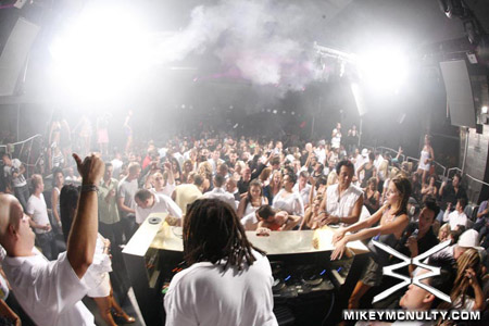 MoonNightclub_DjDan_DonaldGlaude_DaveGarcia_92009_040