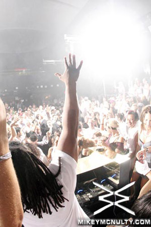 MoonNightclub_DjDan_DonaldGlaude_DaveGarcia_92009_045