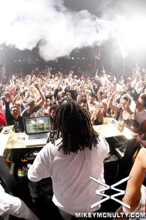 MoonNightclub_DjDan_DonaldGlaude_DaveGarcia_92009_049
