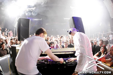 AboveandBeyond_JordanStevens_BoomJinx_Moon_LasVegas_112209_048