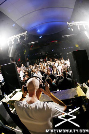 AboveandBeyond_JordanStevens_BoomJinx_Moon_LasVegas_112209_086