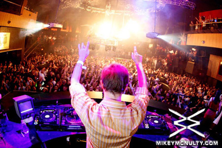 ArminvanBuuren_Perfecto_RainNightclub_LasVegas_101009_042
