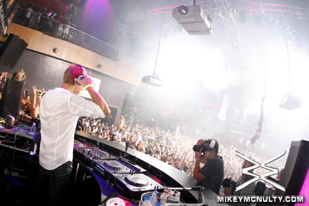 ArminvanBuuren_Perfecto_RainNightclub_LasVegas_101009_086