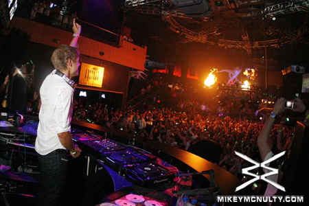 ArminvanBuuren_Perfecto_RainNightclub_LasVegas_101009_089