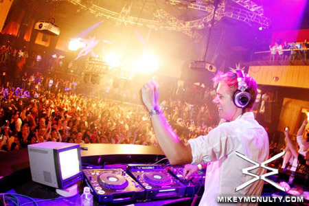 ArminvanBuuren_Perfecto_RainNightclub_LasVegas_101009_148