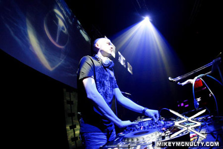 PerfectoVegas_Rain_FelixDaHousecat_121909_002