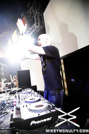 PerfectoVegas_Rain_FelixDaHousecat_121909_018