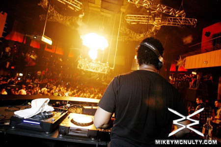 PerfectoVegas_Rain_FelixDaHousecat_121909_037