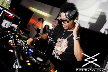 PerfectoVegas_Rain_FelixDaHousecat_121909_038