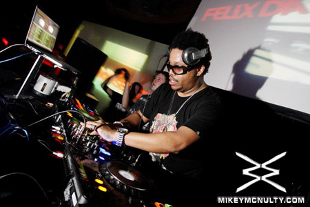PerfectoVegas_Rain_FelixDaHousecat_121909_039