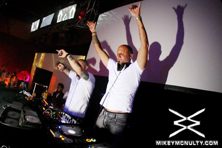 PerfectoVegas_Rain_FelixDaHousecat_121909_073