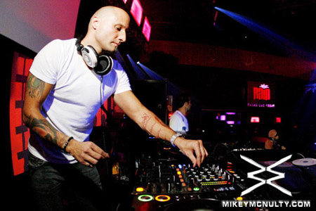 PerfectoVegas_Rain_FelixDaHousecat_121909_088