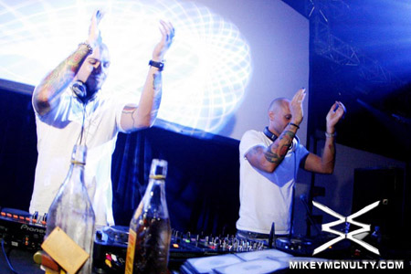 PerfectoVegas_Rain_FelixDaHousecat_121909_095