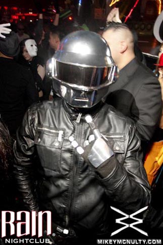 103010_Rain_Perfecto_KillerCostumes_058
