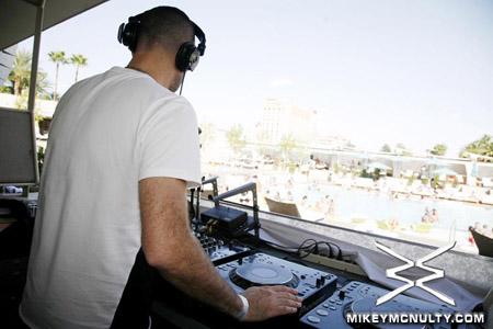 WetRepublic_MGMGrandPool_Superchumbo_9809_07